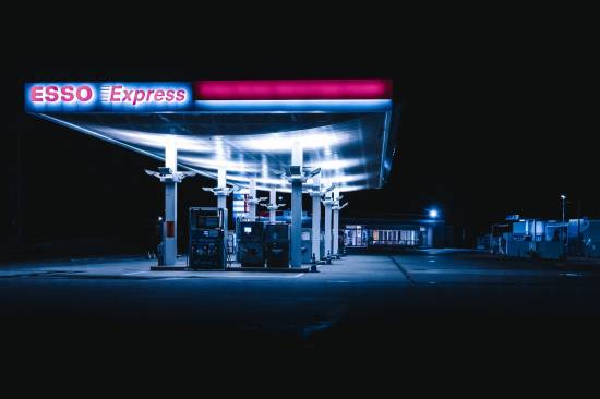 夜のガソリンスタンド